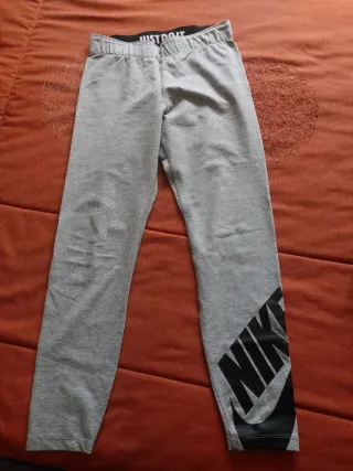 Leggings Nike grises y bañador Arena