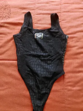 Leggings Nike grises y bañador Arena