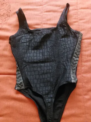 Leggings Nike grises y bañador Arena