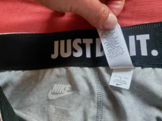 Leggings Nike grises y bañador Arena