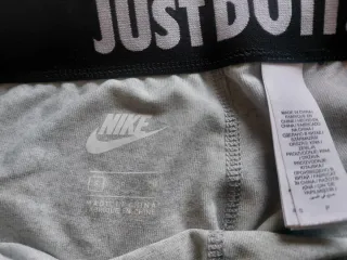 Leggings Nike grises y bañador Arena