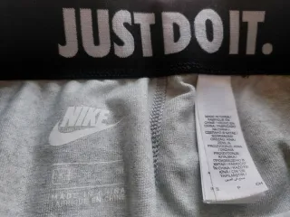 Leggings Nike grises y bañador Arena