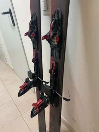 Esquís de travesía KORE 99 + fijaciones + pieles