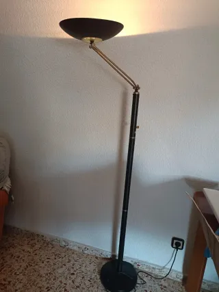 Lámpara de pie negra y dorada