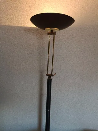 Lámpara de pie negra y dorada