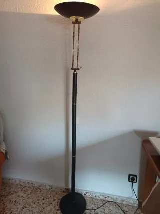 Lámpara de pie negra y dorada