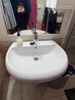 Espejo y Lavabo de cerámica blanco
