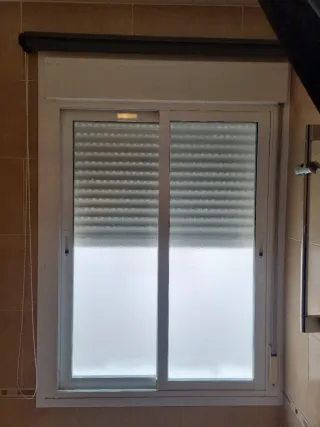 Ventana corredera doble vidrio opaco y persiana