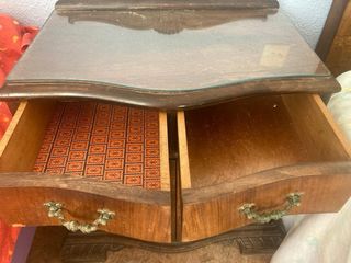 Mesita de noche y cómoda antigua madera noble