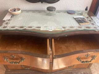 Mesita de noche y cómoda antigua madera noble