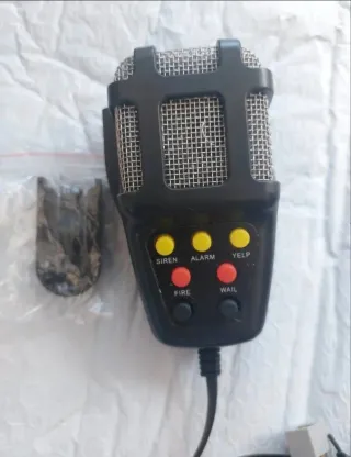 Megáfono con micrófono y altavoz