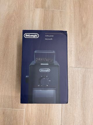 Cafetera Dedica + Molinillo KG79 DeLonghi