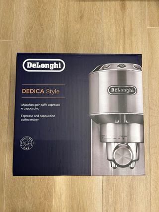 Cafetera Dedica + Molinillo KG79 DeLonghi