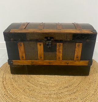 Baúl antiguo restaurado madera y metal