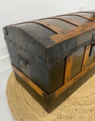 Baúl antiguo restaurado madera y metal