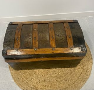 Baúl antiguo restaurado madera y metal