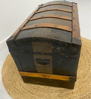 Baúl antiguo restaurado madera y metal