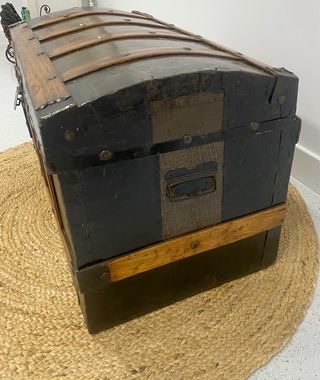 Baúl antiguo restaurado madera y metal
