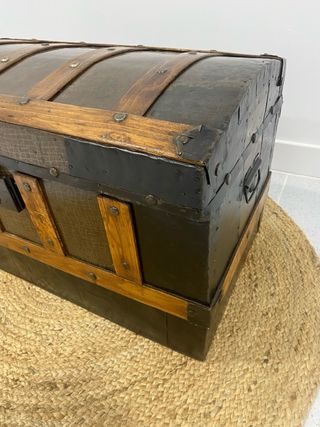 Baúl antiguo restaurado madera y metal