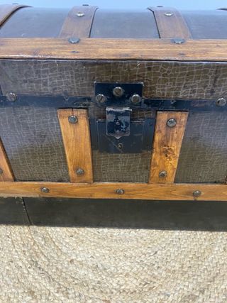Baúl antiguo restaurado madera y metal