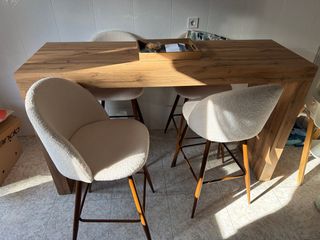 Mesa alta y 4 taburetes