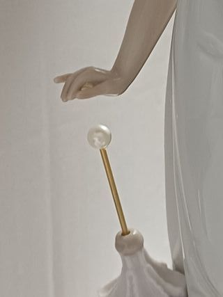 Lladro Niña Paloma Paraguas Gato. Mide 23 cm