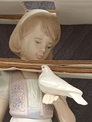 Lladro Niña Paloma Paraguas Gato. Mide 23 cm