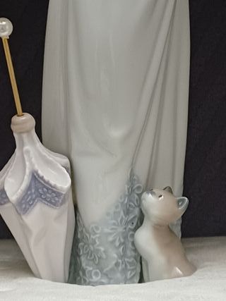 Lladro Niña Paloma Paraguas Gato. Mide 23 cm