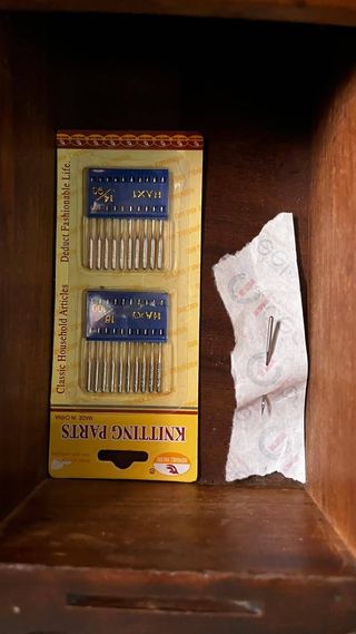 Máquina de coser Singer antigua con mueble