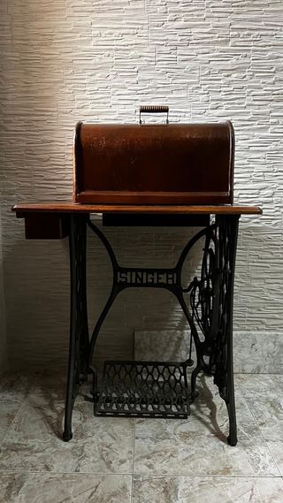 Máquina de coser Singer antigua con mueble
