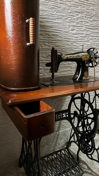 Máquina de coser Singer antigua con mueble