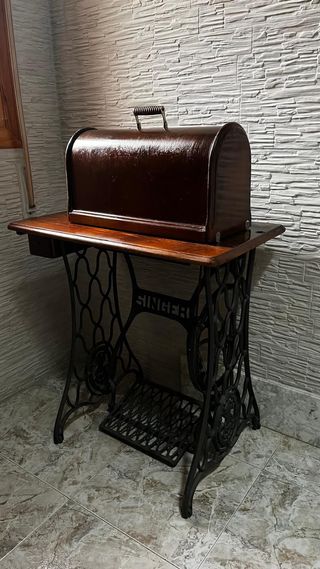 Máquina de coser Singer antigua con mueble