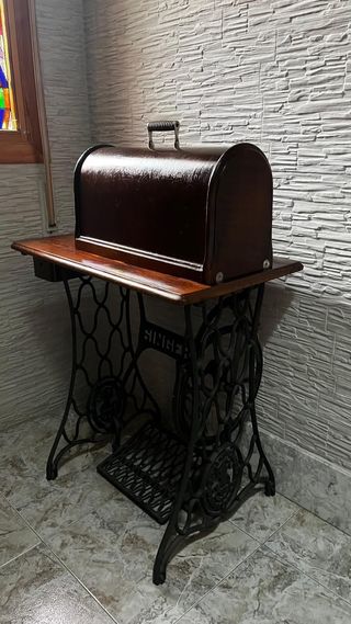 Máquina de coser Singer antigua con mueble