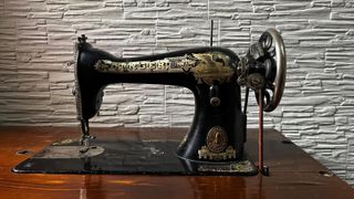 Máquina de coser Singer antigua con mueble