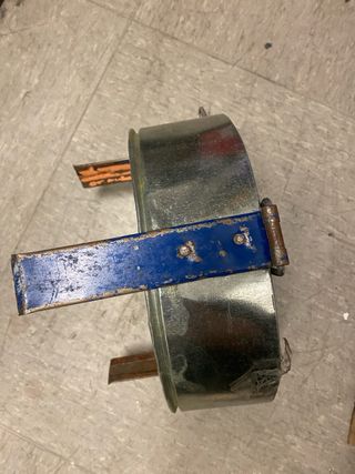 Barbacoa metálica azul con asas