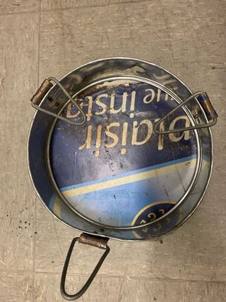 Barbacoa metálica azul con asas