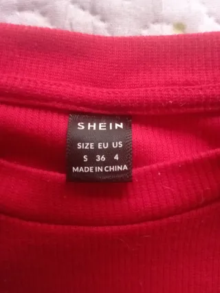 Camiseta roja con botones dorados