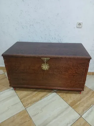 Baúl de madera tallado