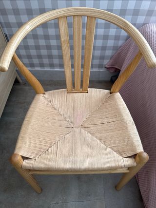 Silla de madera y yute estilo Wishbone
