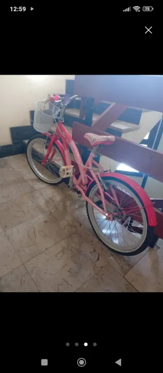 Bicicleta infantil rosa con cesta