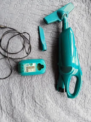 Aspiradora Makita con cargador