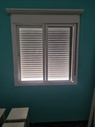 Ventana corredera doble vidrio y persiana