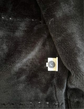 Montone nero con bottoni