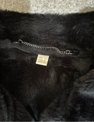 Montone nero con bottoni