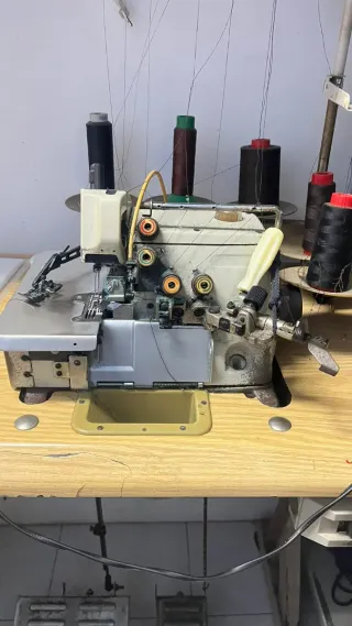 Máquina de coser industrial Sunstar KM-797BL.