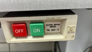 Máquina de coser industrial Sunstar KM-797BL.