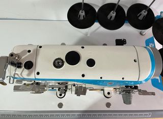 Máquina de coser industrial JACK recubridora.