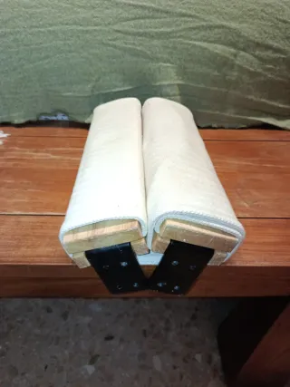 Cama para gato beige y blanca