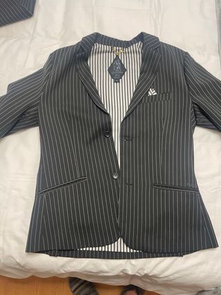 Traje rayas blancas y negras