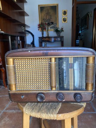 Radio Antigua Madera y Metal